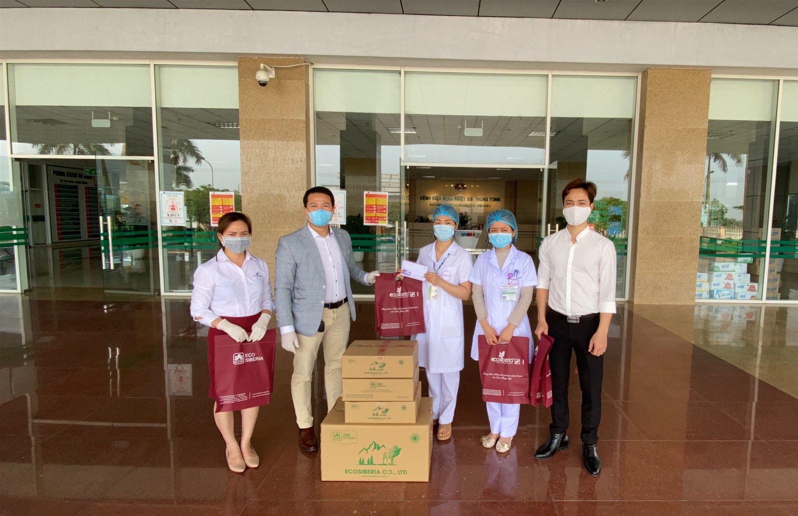 Công ty Eco Siberia Việt Nam trao phần quà trị giá 55 triệu đồng hỗ trợ Bệnh viện Bệnh Nhiệt Đới Trung Ương chống dịch Covid-19